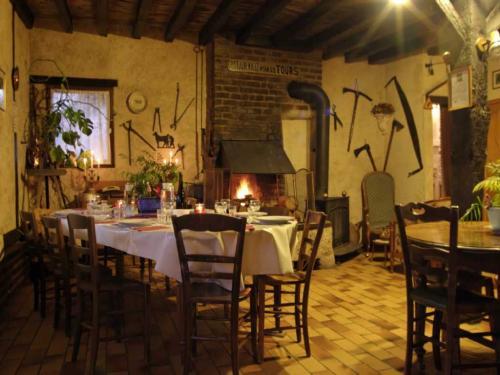 Die Maréchalerie im Loire-Tal - Esszimmer mit Kamin Schmiede