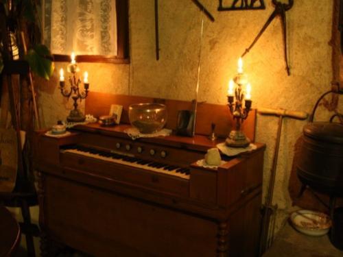 Die Maréchalerie im Loire-Tal - Im Wohn- / Esszimmer, das Harmonium