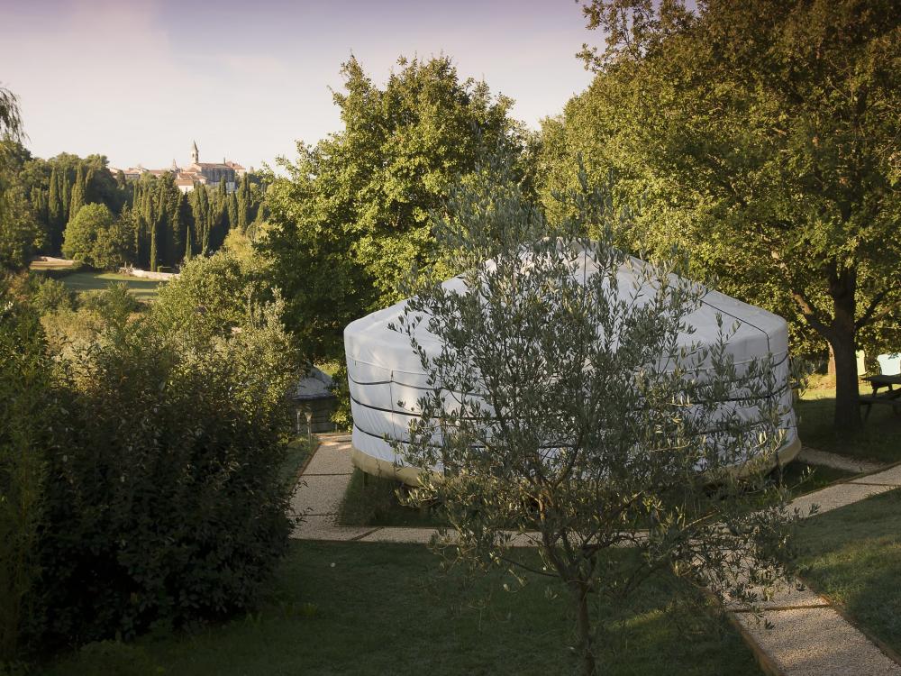 Natura-Lodge - Jurte Barjac, Dorf mit organischem Charakter