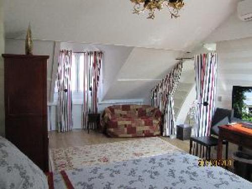 Nouveau Chez Marile Chambre d' hôtes - Esszimmer im Haus.