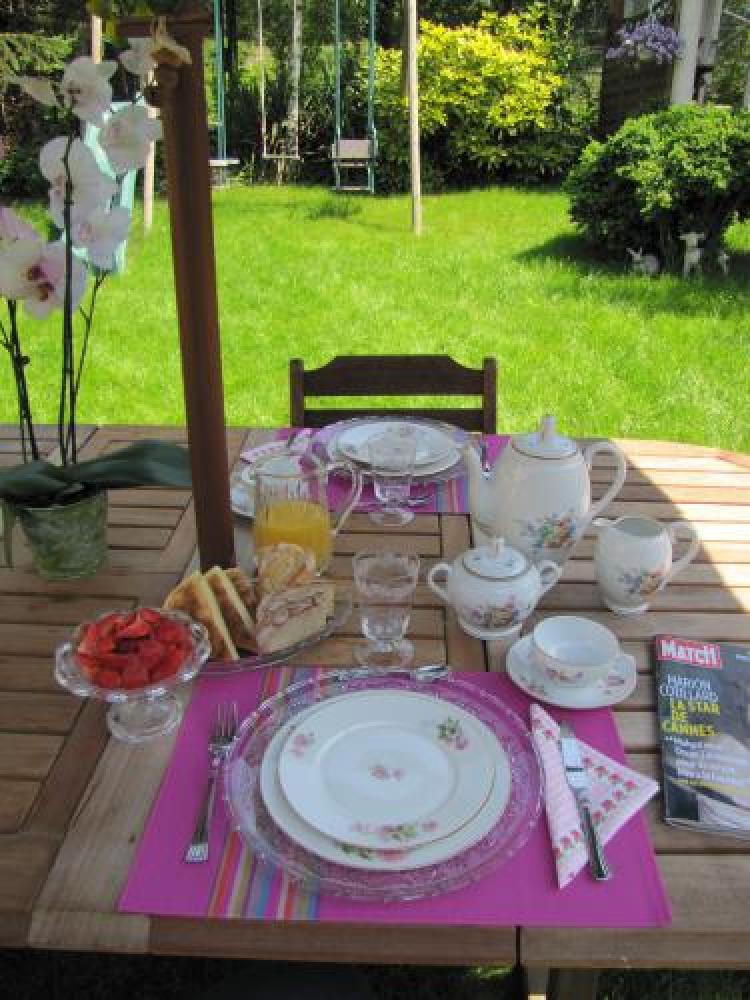 Nouveau Chez Marile Chambre d' hôtes - Frühstück im Freien im Sommer