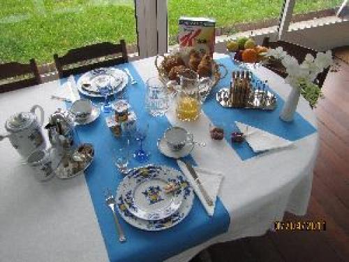 Nouveau Chez Marile Chambre d' hôtes - Frühstück auf der Terrasse geschlossen
