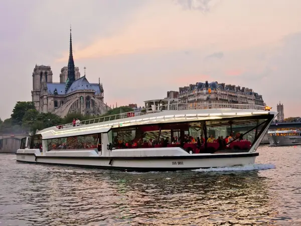 Paris Lunch Cruise – Bateaux Mouches - Activity - Holidays & weekends in Paris