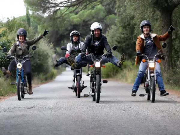 Tochtje met begeleiding op oude brommers - Activiteit - Vrijetijdsbesteding & Weekend in Saint-Raphaël