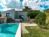 La Verdière - Contemporary house with garden and private pool - Ferienunterkunft - Urlaub & Wochenende in L'Isle-sur-la-Sorgue