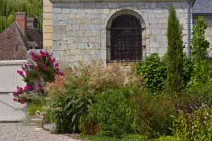 Часовня церкви Сент-Сесиль-д'Аквиньи, вид из парка замка