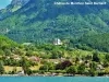 湖から見たMenthon-Saint-Bernardの城（©Jean Espirat）