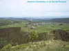 Puy de Pertuysatから見たBesse-en-Chandesse（©Jean Espirat）