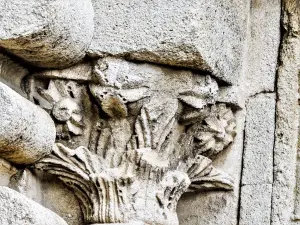 教会のポーチの柱の首都の彫刻（©J.E）
