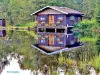 Grand Peteneu（©J.E）の池の端にコテージ