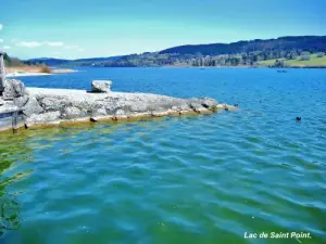 Saint-Point-Lac港から見たサン・ポール湖（©J.E）