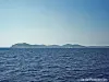 船から見たポルケロル島（©Jean Espirat）