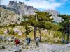 バヴェッラ峠の上のハイカー（©Jean Espirat）