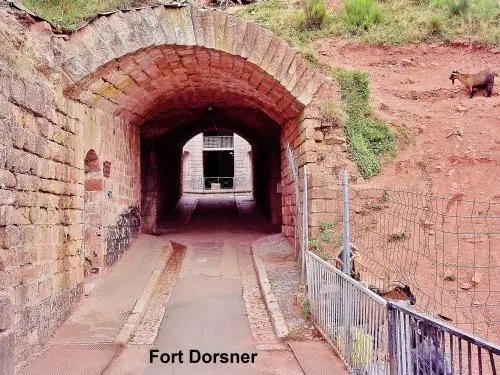 トンネルの砦への入り口（©Jean Espirat）