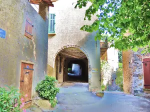 Collobrieres  - 村の入り口ポーチ、古代（©J.E）