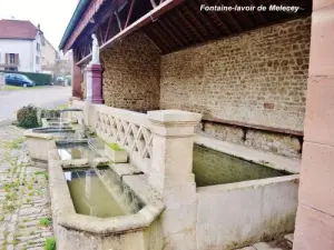 Melecey  -  Fontaine-lavoir（©Jean Espirat）