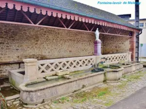 Melecey  -  Fontaine-lavoir（©Jean Espirat）