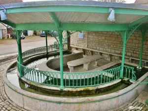 Moimay  -  Fontaine-lavoir（©Jean Espirat）