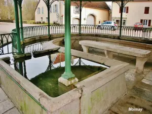 Moimay  -  Fontaine-lavoir（©Jean Espirat）