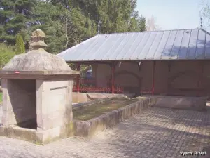 Vyans-le-Val  -  Fontaine-lavoir（©Jean Espirat）