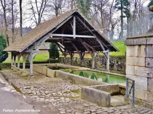 Fallon  -  Fontaine-lavoir（©Jean Espirat）