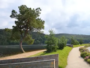 位于Guerlédan湖上的Beau Rivage帆船海滩