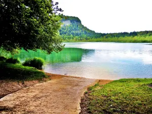 Bonlieu湖の東岸（©J.E）