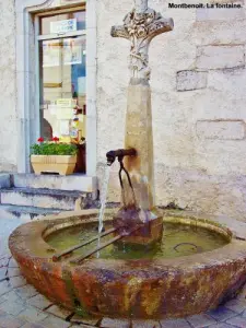 Fontaine devant l'abbaye (© Jean Espirat)