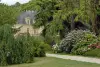城堡Acquigny通过绣球花和杜鹃花