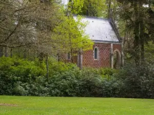 Una cappella tra gli alberi