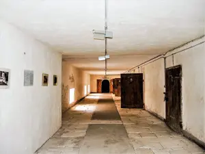 Corridor of prisoners' isolation cells (© J.E)