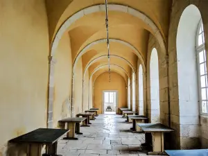 修道院の北東の建物の廊下（©J.E）