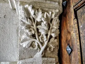 Sculpture on the left amount of the frame of the door of the refectory of the monks (© J.E)
