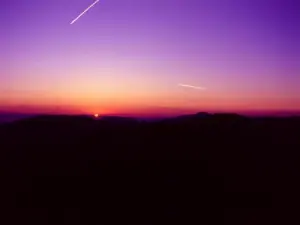バロン・ダルザスの頂上から見た日の出 (© J.E)