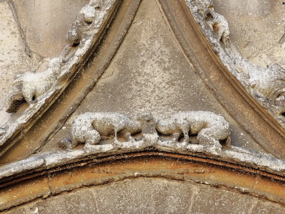 Basilica di Saint-Maximin-la-Sainte-Baume - Sculture sopra i portici laterali (© JE)