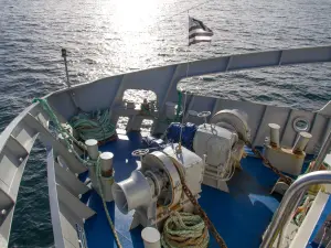 Barco que liga a ilha ao continente