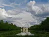Prospettiva del canale sotto un cielo nuvoloso