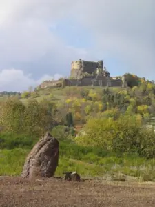 castello Murol visto dal centro del paese con primo piano, una bomba vulcanica...