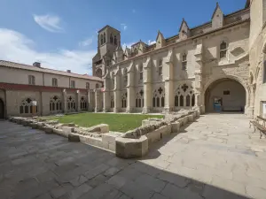 Cloister of the abbey (© Luc Olivier)