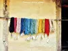 Écheveaux de laine, teintés aux pigments naturels (© J.E)