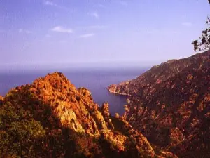 Creeks of Piana views of the castle rock (© Jean Espirat)