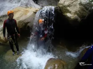 Debaixo de uma cachoeira