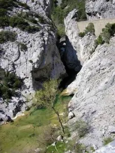 O Agly cavando o fundo do Galamus Gorge