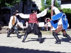 Pérouges - Espectáculo de capa y daga en frente de la posada (© JE)