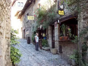 Pérouges - Tienda especializada local (© Jean Espirat)