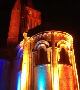 Illuminations d'une Nuit romane sur l'abside de l'église Saint-Pierre