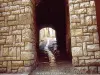 Una delle porte del villaggio di Sainte-Enimie (© Jean Espirat)