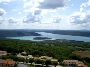 Lago di Sainte-Croix da Aiguines, vicino alle Gorges du Verdon