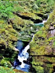 アイン（©Jean Espirat）の喪失を橋渡しする上流の峡谷