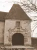 Het kasteel van Rochefoucauld - deur met daarboven een driehoekig fronton